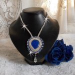 Blaue Nilkette, bestickt mit einem birnenförmigen Lapis Lazuli-Cabochon und Swarovski-Kristallen